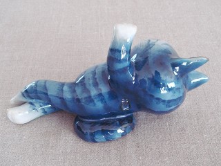 鈴木義美 招き猫（寝ころび） 白木屋：猫百景：鈴木義美 招き猫（寝ころび）